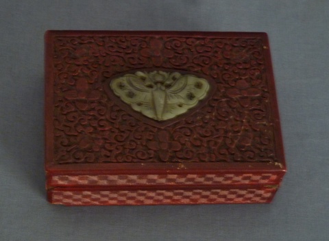 Caja en laca china con aplicacin de jade.