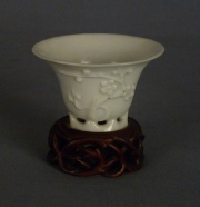 Vaso de libacin en porcelana china con su base de madera