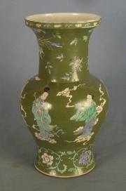 Vaso de porcelana china fondo verde decorado con personajes