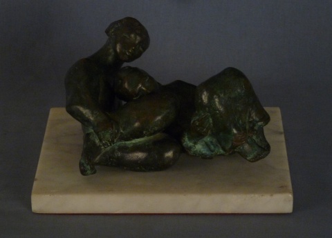 Pareja Abrazada, escultura bronce, base mrmol.