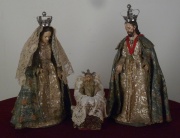 NACIMIENTO SAN JOSE Y MARIA CON EL NIO JESUS con coronas de plata. Con Vitrina, fondo tapizado en raso bordeau