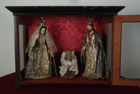 NACIMIENTO SAN JOSE Y MARIA CON EL NIO JESUS con coronas de plata. Con Vitrina, fondo tapizado en raso bordeau
