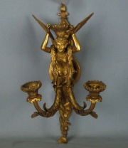 PAR DE APLIQUES FRANCESES, de bronce con figuras de sirenas aladas.