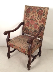 Dos sillones estilo Luis XIII, Tapizado gastado.-98-