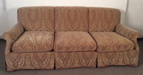 Sofa de tres cuerpos , tapizado beige con blgaros, con almohadones.