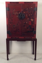 Gabinete chino laca roja. Candado de bronce.