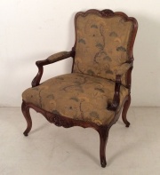 Dos sillones estilo Luis XV, tapizado ocre. -102-