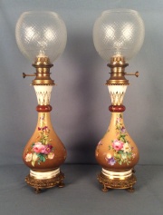 Dos lmparas porcelana con globos.-106-