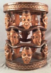 Mesa africana con caras madera tallada. tipo taburete)