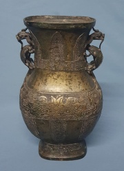 Vaso de bronce chino, asas con dragones