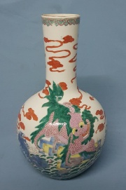 Vaso porcelana China cuello alto, base firmada. 40 cm.