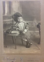 RIMATHE, SAMUEL, fotografa de un Nio, circa 1889, en su portante de cartn rgido.