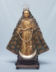 Virgen del Rosario, figura de madera y tela engomada.