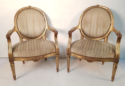 Dos sillones estilo Luis XV, patina dorada. Restauros.