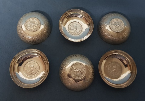 Seis Bowls de metal, profusamente decorados con reserva con leon coronado.