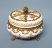 Bombonera porcelana blanca con montura de bronce y florcitas.