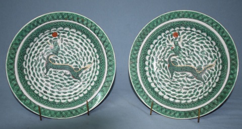 Platos con decoracin Dragon en verde ( uno c fisura)