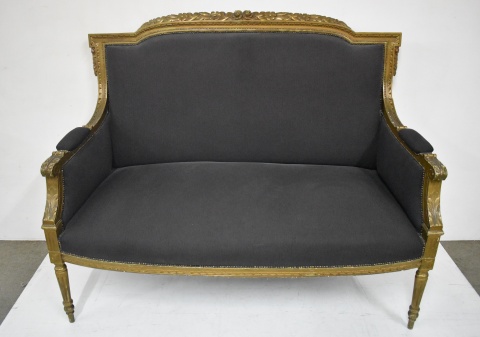 Sofa estilo Luis XVI, madera dorada, dos cuerpos. Tapizado negro.