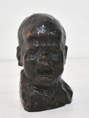 Ferrari, P. Cabeza de Bebe llorando, escultura en bronce.