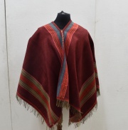 Poncho , realizado en dos paos con lana de alpaca, teido en cochinilla con cuatro calles de listas dobles. Flecos peri