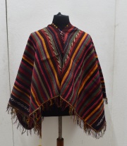 Poncho, realizado en dos paos con lana de alpaca, listado con pequeas guardas atadas. Tincin natural y flecos