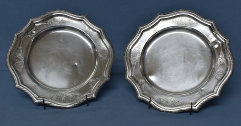 Dos platos de plata 925. Diam. 27,8 cm. abolladuras.