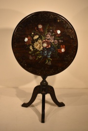 Mesa circular con decoracin de flores.