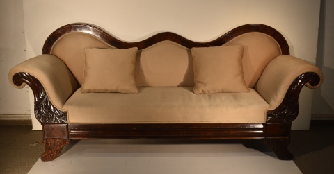 Sofa estilo Duncan Phiffe, con dos almohadones.