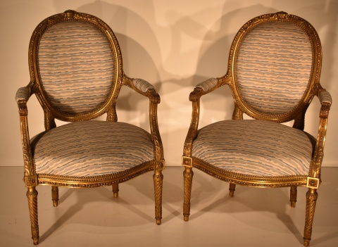 Par de sillones estilo Luis XVI, dorados.