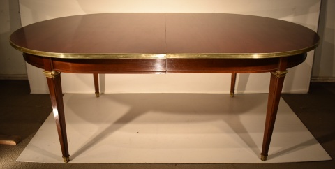 Mesa de comedor estilo Luis XVI, canto de bronce, con 1 tabla. Sloane Bs. As.