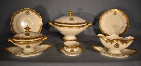 Juego de mesa de porcelana de Mansar Rue Paradis: G. A. S blanco y dorado con iniciaes 36 playos, 16 hondos, 3 salser