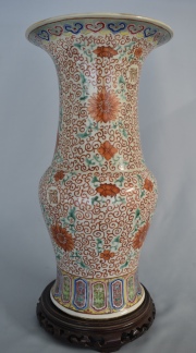 Vaso porcelana china, restaurado, decoración de reservas y base de madera calada.