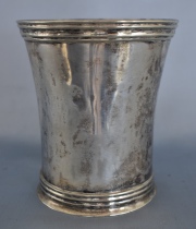 Vaso de plata estilo colonial, boca expandida. Alto: 12,7 cm. Peso: 298 gr.