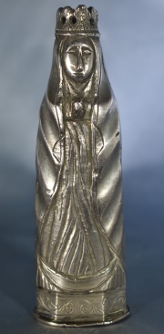 VIRGEN CORONADA, escultura de metal. Alto: 13 cm.