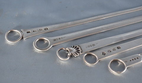 Cinco MEAT SKEWERS (pinches para brochette) de plata inglesa. Distintos modelos.