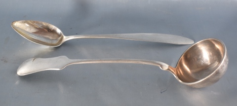 Dos cucharones de plata europea. Largo: 30 cm. Peso: 270 gr.