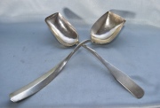 Dos cucharones de plata colonial. Largo: 38 y 34 cm. Peso: 486 gr.
