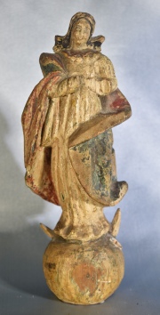 Virgen Inmaculada sobre el Mundo, talla de madera policromada, faltantes. Alto: 20.5 cm.