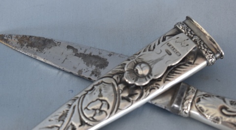 Pequeño cuchillo del platero F. Banchi. Largo total: 26,5 cm. .