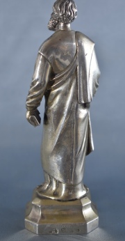 SAN JOSE CON UNA SIERRA, figura de plata alemana. Al dorso punzones de origen. Alto: 17 cm. Peso: 220 gr.