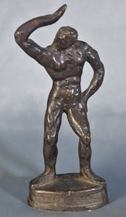 ATLETA, pequeña escultura de bronce firmada Riganelli. Alto: 16 cm.