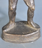 ATLETA, pequeña escultura de bronce firmada Riganelli. Alto: 16 cm.