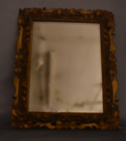 Espejo marco tallado y dorado con hojas. Manchas, desperfectos. 48 x 38 cm.
