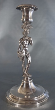 Par de candeleros de metal Christofle con figura de Baco. Alto: 23 cm.