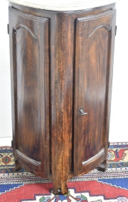 Rinconero Campagnard de roble, dos puertas con tapa de mármol. Alto: 91 cm. Frente: 55 cm