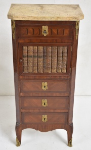 Chiffonier estilo Transición, con 4 cajones y una puerta con libros simulados. Alto: 92 cm. Frente: 42 cm.