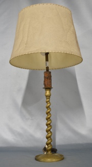 Lámpara candelero de mesa, bronce dorado con pantalla. Alto total: 82 cm.