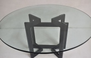 Mesa de comedor, tapa de vitrea circular, base de metal. Diseño Moderno. Diámetro: 140 cm. Alto: 73 cm.