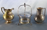 Tres piezas: dos jarras y quesera de metal. Alto quesera: 19 cm