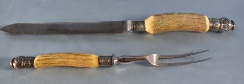 Cuchillo y tenedor de trinchar ingleses, cabos de asta. Largo cuchillo: 40 cm.